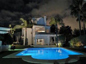 Stunning and luxury Villa in Marbella-Atalaya - 250m to GC Atalaya, 2x 18 holes and very close to the beach of San Pedro de Alcántara and Puerto Banus or Puente Romano